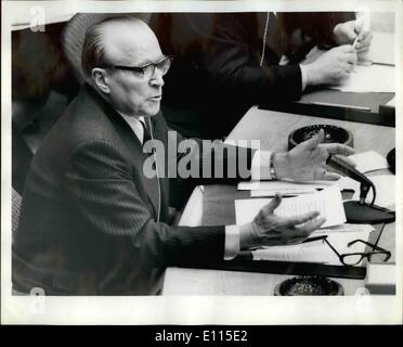 01 janvier 1976 - L'Ambassadeur Yakov Malik de l'Union soviétique en précisant son point de vue du gouvernement sur le vote de la résolution finale du débat du Conseil de sécurité sur le Moyen-Orient. M. Malik a voté en faveur de la résolution. Banque D'Images