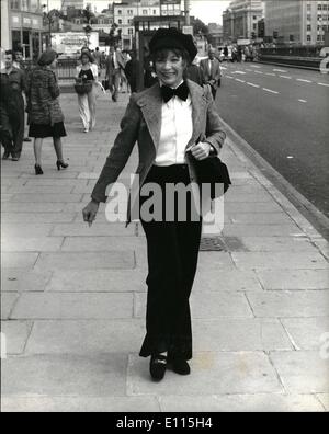 Septembre 09, 1975 - Shirley MacLaine à Londres pour la projection du film ofher visite en Chine et la publication de son livre. : Shirley MacLaine est à Londres dans les connexions avec la publication de son nouveau livre ''Vous pouvez vous y rendre à partir d'ici'', une histoire sur sa vie et sa carrière, en 1973, à l'invitation de la République populaire de Chine, l'actrice Shirley a conduit une délégation de "régulièrement" les femmes américaines forment tous les horizons lors d'une visite à la République un film du voyage a appelé l'autre moitié du ciel qui met en évidence les Chinois au travail et dans les loisirs s'affiche on Thames Banque D'Images