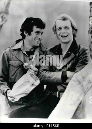 01 janvier 1976 - Starsky et Hutch À SPLIT -jusqu ? Il ressemble à la célèbre paire est la série télévisée ''Starsky et Hutch'' peut être venir à une fin. Les stars du salon,Paul Michael Glaser (Starsky), et David Soul, comme Hutch,celui qui veut partir, la série est Paul Michael Glaser.Il a dit que c'lors du tournage de la prochaine série dans le désert californien. Il espère pouvoir s'impliquer dans plusieurs longs métrages et d'un plus large éventail d'agir.son partenaire David Soul, l'espoir de le convaincre de rester dans la série. La photo montre les deux acteurs célèbres de la série Paul Michael Glaser et David Soul,gauche. Banque D'Images