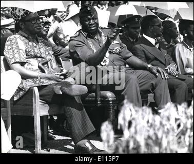 01 janvier 1976 - président Idi Amin entrez0 regarder le défilé militaire, avec à sa droite le président Mobutu du Zaïre et la Présidence Banque D'Images