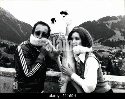 Septembre 09, 1975 - ''Le retour de la panthère rose'' : Stars du nouveau film ''Le retour de la panthère rose''sont Catherine Schell et Peter Sellers. Photo montre Schell (à droite) et les vendeurs avec la panthère rose à Gstaad (Suisse). Banque D'Images