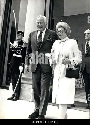 Septembre 12, 1975 - M. Warren Burger, United States de la Cour suprême, qui est actuellement en visite officielle en France, et a été le président Giscard d'Estaing, invité à déjeuner à l'Elysée aujourd'hui. Warren Burger (centre) est photographié en arrivant avec son épouse et M. et Mme Kenneth Rush, Ambassadeur des États-Unis à Paris. Banque D'Images