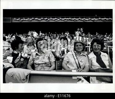 06 janvier 1976 - Yankee Stadium, New York City : Dieu bénisse l'Amérique Bicentenaire festival tenu au Yankee Stadium par le Révérend Sun Myung Moon, Eglise de l'Unification. Photo montre les parents qui ne sont pas membres de l'Eglise de l'unification qui est venu pour le festival d'être avec leurs enfants qui sont membres de l'église. Première rangée de gauche à droite Helen Brandt avec il fille Debbie, Debbie a été un mooniste pour un et trois quarts et est stationné à Berrytown, N.Y. Diane Benscoter (hat) avec sa mère Relea Benscoter. Banque D'Images