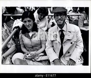 06 janvier 1976 - Photo prise lors d'bicentennial Dieu bénisse l'Amérique Festival tenu à Stadum par le Révérend Sun Myung Moon. Photo montre M. Ted Kraft de la Nouvelle Orléans qui est venu à New York pour être avec sa belle-fille Gabriela Rodriguez (à gauche) au festival, Mme Rodriguez est membre de l'église de l'unification du Révérend Moon pour trois et une moitié d'année (M. Kraft n'est pas membre de l'Eglise de l'unification) et est stationné à Marytown N.Y. Banque D'Images