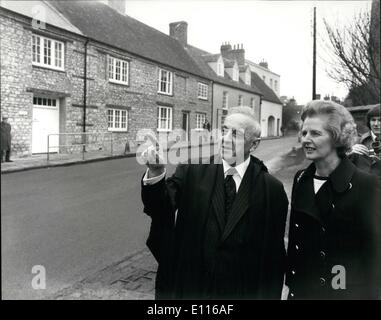 02 février 1976 - Mme. Thatcher ouvre la nouvelle - l'Université de style à Buckingham : leader de l'opposition, Mme Margaret Thatcher a ouvert aujourd'hui gratuitement le dernier enterprice University- University College à Buckingham - le premier - non maintenu depuis l'Université Oxford et Cambrige rejoint l'état du système après la seconde guerre mondiale. Les frais de modification sont ?1 500 par an et une forte proportion des étudiants sont d'outre-mer. Bon nombre d'entre eux ont rejoint l'université parce que c'est le seul endroit où ils peuvent prendre un diplôme en deux ans Banque D'Images