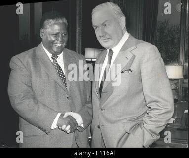 02 février 1976 - Joshua Nkomo consulte à propos de James Callaghan le Rhodesian pourparlers constitutionnels avec Ian Smith : l'ancien combattant dirigeant africain M. Joshua Nkomo, qui est arrivé à Londres hier, est allé le long de l'office des étrangers aujourd'hui pour des entretiens avec la Grande-Bretagne des affaires étrangères, M. James Callaghan. et discuter des dernières se déplace sur le Rhodesian règlement avant qu'il retourne à Salisbury pour la réunion cruciale avec le premier ministre rhodésien, M. Ian Smith. photo montre dirigeant africain Joshua Nkomo est accueilli par James Callaghan à l'arrivée à l'office des étrangers à Londres aujourd'hui. Banque D'Images