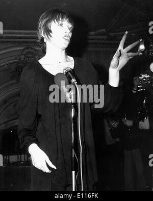 Jan 28, 1976 ; Londres, Royaume-Uni ; l'actrice Shirley Maclaine est né le 24 avril 1934 à Richmond, Virginie, et la sœur de l'acteur Warren Beatty, elle fit ses débuts à Broadway et a une carrière cinématographique se poursuit depuis 50 ans. Photographié au cours d'une conférence de presse à l'extérieur de la London Palladium.. (Crédit Image : KEYSTONE/ZUMAPRESS.com) Photos USA Banque D'Images