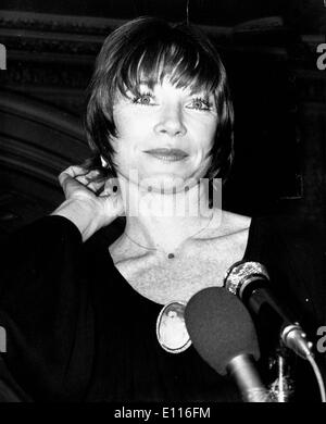 Jan 28, 1976 ; Londres, Royaume-Uni ; l'actrice Shirley Maclaine est né le 24 avril 1934 à Richmond, Virginie, et la sœur de l'acteur Warren Beatty, elle fit ses débuts à Broadway et a une carrière cinématographique se poursuit depuis 50 ans. Photographié au cours d'une conférence de presse à l'extérieur de la London Palladium.. (Crédit Image : KEYSTONE/ZUMAPRESS.com) Photos USA Banque D'Images