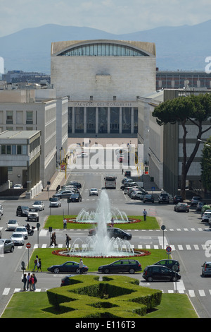 Rome. L'Italie. EUR. Viale della Civiltà del Lavoro et le Palazzo dei Congressi. Banque D'Images