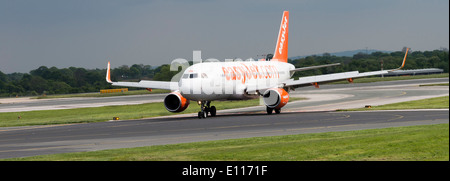 La compagnie aérienne Easyjet Airbus A320-214 G-EZWH Taxxiing avion à l'arrivée à l'Aéroport International de Manchester England UK Banque D'Images