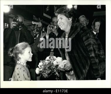 Mar. 03, 1976 - La princesse Margaret au Théâtre : La Princesse Margaret sourire alors qu'elle accepte un bouquet de fleurs à partir de 5 ans, Sophia Karavistis, fille du théâtre Contrôleur financier, quand elle est arrivée pour assister à un gala par le Scottish Ballet Sandlers Wells Theatre, Londres, hier soir, 24 mars. La performance a été au profit de l'appel de fonds Théâtre Sadlers Wells et avait d'artistes invités Margot Fonteyn, Anthony Dowell et Patricia Kern. Banque D'Images