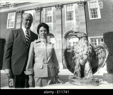 Mar. 03, 1976 - le nouveau poste d'ambassadeur en Grande-Bretagne, rencontre la presse : Les membres de la presse ont été invités à rencontrer Mme Anne ARMSTRONG, le nouvel ambassadeur américain en Grande-Bretagne, à la résidence de l'Ambassadeur à Winfield House, Regents Park, Londres, aujourd'hui. Sur la photo, MME ANNE ARMSTRONG et son mari TOBIN, un millionnaire Texas ranch, photographié à côté d'une pierre blanche, dans le jardin de Winfield House, la résidence londonienne de l'Ambassadeur, aujourd'hui. Banque D'Images