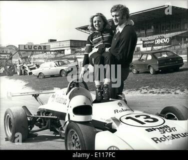 Mar. 03, 1976 - Anne Moore et Joe Bugner pratique à Brands Hatch : Joe Bugner était parmi de nombreuses stars du sport international et olympique qui étaient aujourd'hui à Brands Hatch, pratique pour les prochaines semaines la race au profit de l'organisme de bienfaisance sportsmans Starks. Cavalier Champion Anne Moore qui a été tourné sa main pour course de moto professionnel et sera au volant d'une Ford 2000 Elden monoplace dans environ 30 courses cette saison, était là pour donner quelques conseils à Joe. Photo montre Anne Moore est aidé dans sa voiture par Joe Bugner. Banque D'Images