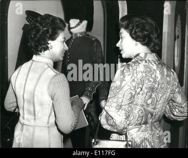 Mar. 03, 1976 - La Reine et le duc d'Édimbourg assistent à l'inauguration de soldat Royal' à l'Imperial War Museum : Ce soir, Son Altesse Royale la princesse Alice, duchesse de Gloucester a inauguré l'exposition Royal ; "soldat qui commémore la vie et de service de la fin Duc de Gloucester, à l'Imperial War Museum avec la reine avait d'autres membres de la Famille Royale.Photo montre la reine et la princesse Margaret vu à la recherche à l'un des objets exposés au cours de leur tournée. Banque D'Images