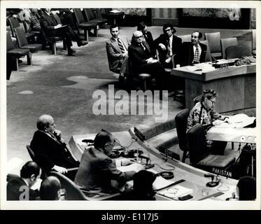 Mar. 22, 1976 - Lundi, Mars 22nd, 1976. Conseil de sécurité, Nations Unies, New York - ambassadeur de l'ONU Égyptien Ahmed Asmat Abdel-Meguid, (en bas à gauche) s'exprimant contre l'occupation israélienne de la Cisjordanie, à sa gauche Zehdi Terzi Labib, statuant à l'observateur de l'OLP à l'ONU à travers l'île est Chaim Herzog, le représentant israélien. C'est la première fois qu'à la fois Israël et l'OLP ont participé à un débat du Conseil de sécurité. Le Conseil a discuté de l'agitation anti-israéliennes sur la rive occidentale du Jourdain. Banque D'Images