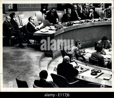 Mar. 22, 1976 - Lundi, Mars 22nd, 1976. Conseil de sécurité, Nations Unies, New York - ambassadeur de l'ONU Égyptien Ahmed Asmat Abdel-Meguid, (en bas à gauche) s'exprimant contre l'occupation israélienne de la Cisjordanie, à sa gauche Zehdi Terzi Labib, statuant à l'observateur de l'OLP à l'ONU à travers l'île est Chaim Herzog, le représentant israélien. C'est la première fois qu'à la fois Israël et l'OLP ont participé à un débat du Conseil de sécurité. Le Conseil a discuté de l'agitation anti-israéliennes sur la rive occidentale du Jourdain. Banque D'Images