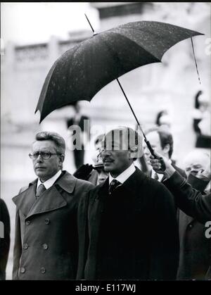 Avril 04, 1976 - La visite du président égyptien Anouar Sadate. Sous la pluie le président Sadate, rend hommage à la tombe du soldat inconnu, accompagné d'Arnaldo FORLANI. ministre de la Défense nationale, à gauche sur la photo. Banque D'Images