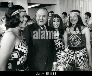 Avril 04, 1976 - Nouvelle-Zélande Le premier ministre et son épouse arrivent à Londres pour une visite de six jours Photo montre presque comme à la maison bienvenue à M. Robert Nuldoon que de l'herbe longeait Maoris vivant à Londres ont scandé un message d'origine à l'aéroport d'Heathrow quand le premier ministre néo-zélandais et son épouse sont arrivés sur une visite de six jours en Grande-Bretagne. Banque D'Images
