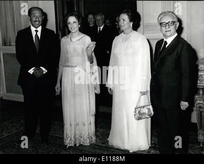 Avril 04, 1976 - La visite du président égyptien Anouar El Sadate. Le Président el-Sadate et sa femme posant avec le président Giovanni Leone et son épouse au cours de la réception. Banque D'Images