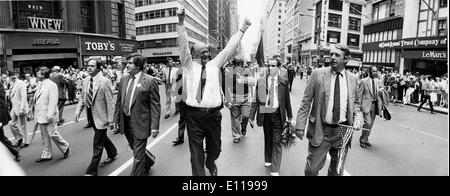 Le maire Edward Koch promenades dans la parade de la fête du Travail Banque D'Images