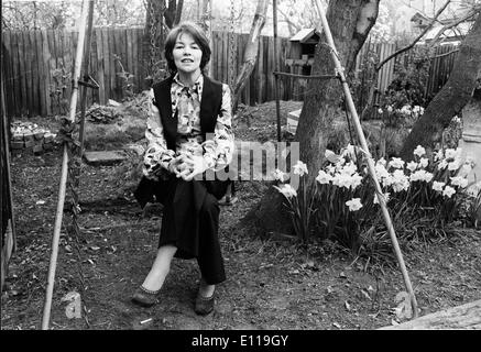 L'actrice Glenda Jackson s'assoit sur la balançoire dans le jardin Banque D'Images