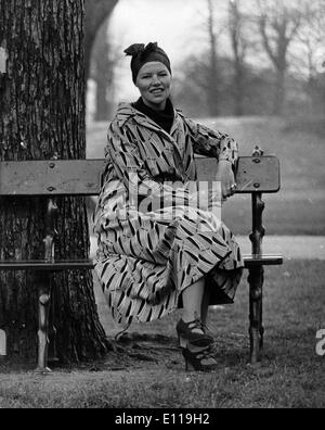 L'actrice Glenda Jackson dans les jardins de Kensington Banque D'Images