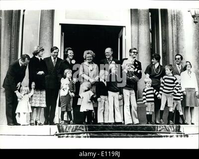 05 mai 1976 - La reine Juliana fête son 67e anniversaire : la reine Juliana des Pays-Bas a célébré son 67e anniversaire vendredi dernier, le 30 avril au Palais de Soestdijk. La photo montre la reine Juliana et le Prince Bernhard, debout sur le perron du Palais Soestdijk avec d'autres membres de la famille royale néerlandaise. Banque D'Images