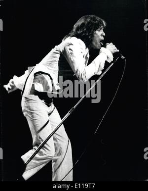 Mai 05, 1976 - Les Rolling Stones de retour à Londres : La nuit dernière, un des plus grands groupes rock montre a été ramené à Londres par les Rolling Stones. Devant 17 000 fans à Earl's Court avec 90 minutes de musique de soufflement d'esprit. Photo montre le chef de Mick Jagger des Rolling Stones vu pendant la dernière nuit de performances. Banque D'Images