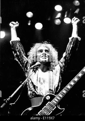 12 mai, 1976 ; New York, NY, USA ; l'un des plus respectés joueurs de guitare de tous les temps, Peter Frampton a toujours fait stimulant, intéressant, et d'albums acclamés par la critique. Début avec le troupeau des groupes britanniques et Humble Pie, Frampton rapidement cimenté son statut comme un dieu de la guitare. Gros succès commercial frappé en 1976 lorsque son immortel Frampton Comes Alive ! Est rapidement devenu la plus grande vente d'album de tous les temps. La photo montre Peter lors d'un spectacle à New York. Banque D'Images