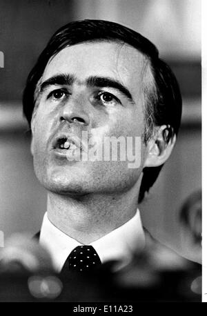 Juin 01, 1976 ; New York, NY, USA ; Sep 09, 1979 ; Concord, NH, USA ; Edmund 'JERRY' BROWN, ancien gouverneur de Californie, à l'hôtel Hilton New York parlant à NY les délégués à la Convention Nationale Démocratique. Banque D'Images