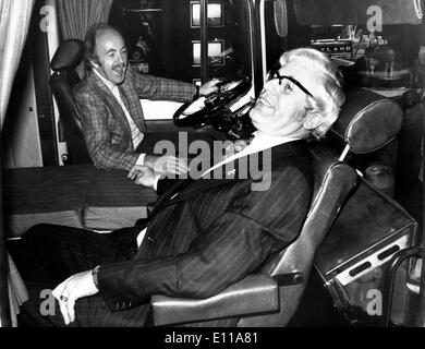 Sep 23, 1976 ; Leyland, UK ; Haut de la loi sur le stand British Leyland à Earls Court est la nouvelle super-version de la cabine du Moyen-Orient qui est équipé d'un marathon spécial. Conçu à la fois pour le Moyen-Orient et l'inter-continental de la paix, le super sleeper étaient le siège passager peut être décalé pour donner l'avant de l'arrière. La photo montre DERECK BANFIELD L'une des stars de la télévision. La série 'frères' à la roue et ALEX PARK. Banque D'Images