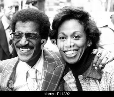 Sammy Davis Jr., chanteur avec femme Altovise Banque D'Images