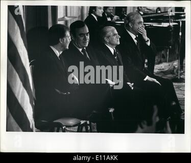 10 octobre 1976 - Visite de Gov Jimmy Carter à New York City le candidat démocrate Jimmy Carter s'adressant à un collecteur de DNC, au Trianon Ballroom de l'hôtel Hilton New York à la 6e Avenue et 54th Street, New York City. De gauche à droite : Jimmy Carter, gouverneur de New York. Hugh Carey, maire de la ville de New York, Abe Beame et DNC Président Robert Straus. Banque D'Images