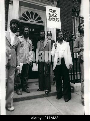 10 octobre 1976 - ''Les gens'' d'une marche pour aux Noirs en Afrique du Sud : hier à Londres supporters noir pour la libération de leurs frères d'Afrique australe ont défilé dans le West end, un appel de l'ambassade américaine, l'ambassade d'Afrique du Sud, et finis à Au 10, Downing Street à main une lettre au Premier Ministre. La photo montre le chef de l'maroh vu par Downing Street comme ils ont remis une lettre de protestation au n° 10 pour le premier ministre. Banque D'Images