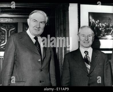 10 octobre 1976 - Boris Ponomarev répond à M. Callighan à la Chambre des communes. Boris Ponomarev, les 71ans de la Russie stalinienne pur, qu'on appelle ''la terreur'' en chef impliqué dans l'écrasement de la Hongrie et de la Tchécoslovaquie, est arrivé à Londres pour une visite de six jours à l'invitation du parti du travail de l'exécutif national. La photo montre le premier ministre James Callaghan photographiée avec Boris Ponomarev lorsque les deux hommes se sont rencontrés hier à la Chambre des communes. Banque D'Images