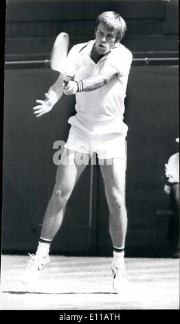 Juin 30, 1976 - Roscoe Tanner bat Jimmy Connors en quart de finale du simple messieurs à Wimbledon. Roscoe Tanner (USA) perturbera les chances hier lorsqu'il a préféré chaud Jimmy Connors (USA) sur les quarts de finale du simple messieurs à Wimbledon. Roscoe répond maintenant à Bjorn Borg (Suède) en demi-finale. Photo montre Roscoe Tanner en action lors de son match contre Jimmy Connors hier. Roscoe a gagné le match 6-4, 6-2, 8-6. Banque D'Images