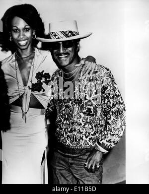 Sammy Davis Jr., chanteur avec femme Altovise Banque D'Images