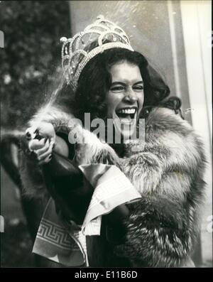 11 novembre 1976 - Mlle La Jamaïque se réveille pour le premier jour de son règne comme la nouvelle ''Miss monde'' 1976 : 22 ans, Cindy Breakspeare (Miss Jamaïque) qui a été choisie comme la nouvelle Miss Monde 1976 au Royal Albert Hall à Londres la nuit dernière, avait petit-déjeuner à son hôtel de Londres ce matin avant d'aller pour une promenade sur le premier jour de son règne que la plus belle fille du monde. Photo montre un très heureux de Miss Monde 1976 griffes une bouteille de champagne qu'elle quitte l'hôtel Britannia pour une promenade dans Grosvenor Gardens ce matin. Banque D'Images