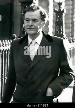 11 novembre 1976 - M. Jim Slater apparaît de nouveau au Tribunal de Bow Street : Après son renvoi précédent sous caution de 45 000, M. Jim Slater a comparu à nouveau à Bow Street Tribunal aujourd'hui dans le cadre d'une procédure d'extradition par le Gouvernement de Singapour qui ont fait six accusations contre M. Slater alléguant l'existence d'un complot, la fourniture de fausses déclarations et de l'élimination des malhonnêtes des millions d'actions ordinaires appartenant à Haw Par Brothers (Hong Kong) ltd. Photo montre M. Jim Slater en photo sur son chemin à la cour de Bow Street aujourd'hui. Banque D'Images