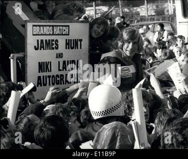 11 novembre 1976 - 10 000 fans grêle Grande-bretagne James Hunt's New World Champion de course à Brands Hatch : James Hunt, Britain's new world champion de course automobile, a été assiégée par les jeunes chasseurs d'autographes, hier, lorsque 10 000 fans se sont présentés à Brands Hatch, le circuit où il a débuté sa carrière, de dire ''Je vous remercie'' à ses partisans. Niki Lauda était également là pour rendre hommage à James qui prit le titre de lui au Japon. Photo montre James Hunt est assiégée par les jeunes chasseurs d'autographes à Brands Hatch, hier. Banque D'Images