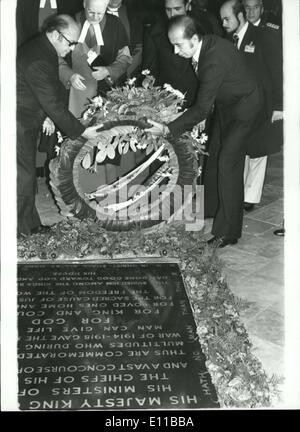 Le 23 novembre 1976 - Le président vénézuélien visites l'abbaye de Westminster : Le président Carlos Andres Perez du Venezuela qui est en ce moment sur ces quatre jours de visite d'Etat en Grande-Bretagne pour des entretiens avec les ministres britanniques, aujourd'hui, rend visite à l'abbaye de Westminster où il a déposé une gerbe sur la Tombe du Soldat inconnu. La photo montre le président Perez (droite) aidé par un de ses sida dépose une gerbe sur la Tombe du Soldat inconnu dans l'abbaye de Westminster aujourd'hui. Dans l'arrière-plan est le doyen, le Très Révérend Edward Carpenter. Banque D'Images