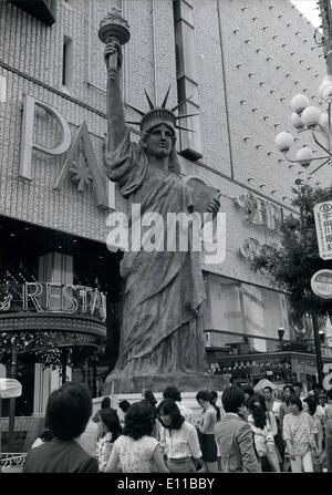 Juillet 07, 1976 - Une autre statue de la liberté à Tokyo plusieurs statues de la liberté ont été mis en place à Tokyo en reconnaissance de la célébrations du bicentenaire des États-Unis. Les meilleurs d'entre eux jusqu'à présent est à l'extérieur un grand magasin qui est 1/5ème de la taille de la chose réelle et pèse 20 tonnes. La statue est de 12 mètres de haut, et fait d'acier et de plâtre. Il a fallu 10 mois 1/2 1 sculpteur de faire, à partir d'un plan fourni par l'ambassade américaine à Tokyo. Le coût de la statue 10 millions de yen (4 000) Banque D'Images