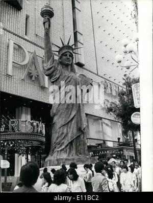 Juillet 07, 1976 - La statue de la liberté est érigée à Tokyo ; plusieurs statues de la liberté ont été mis en place à Tokyo, au Japon, en reconnaissance de la célébrations du Bicentenaire américain. Les meilleurs d'entre eux a été érigé, à l'extérieur d'un grand magasin. Il est à 12 mètres de haut, est faite d'acier et de plâtre, poids 20 tonnes et il a fallu 10 mois 1/2 1 sculpteurs de faire, à partir d'un plan fourni par l'ambassade américaine à Tokyo. Le coût de 10 millions de yens (54 000). Photo montre la statue de la liberté qui a été érigée à l'extérieur d'un magasin à Tokyo. Banque D'Images