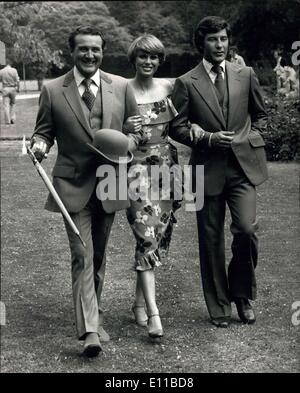 Juillet 12, 1976 - Stars de la série TV New Avengers se réunir à Pinewood Studios. ; les principes de la nouvelle série TV '' The Avengers'' ont été photographiés ensemble pour la première fois à Pinewood Studios aujourd'hui. Ils sont Patrick Macnee comme John Steed, Joanna Lumley, comme Purdey, et Gareth hunt, comme Mike Gambit.L'ancienne série des Avengers grandit rapidement à plus de 17 ?-millin et environ un tiers de ce montant provenant de la Grande-Bretagne. La photo montre les trois Avengers (de gauche à droite) Patrick Macnee, Joanna Lumley et Gareth Hunt stride lors d'appels d'aujourd'hui à Pinewood Studios photo Banque D'Images