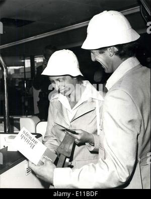 Juillet 13, 1976 - La princesse Anne et membres de l'Équipe Équestre Olympique de Heathrow voyage en car pour le départ à Montréal : Banque D'Images