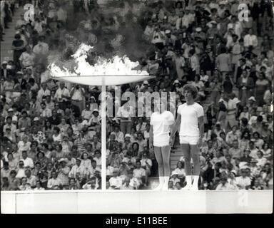 Juillet 20, 1976 - L'ouverture des Jeux Olympiques à Montréal. Photo montre : Les deux jeunes athlètes canadiens se tiennent devant la flamme olympique Banque D'Images