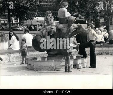 08 août 1976 - Trafalgar Square's célèbres fontaines sont désactivées dans le cadre de mesures d'urgence pour sauver l'eau de Londres, les londoniens ne sont pas encore fait assez pour économiser l'eau, en dépit de l'interdiction de l'utilisation de tuyaux et d'appel au public de Londres est à l'aide de 440 millions de gallons par jour, ce qui a conduit à la Thames Water Authority pour couper la pression de l'eau à Londres par 25 pour cent pour aider à conserver la diminution des fournitures causé par la sécheresse. Photo montre les fontaines à Trafalgar s'arrêter dans le cadre des mesures d'urgence qu'aujourd'hui et les gens à pied sur l'intérieur de la fontaine qui est généralement rempli avec de l'eau. Banque D'Images