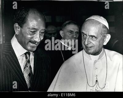 08 août 1976 - Vatican 8.4.76 : Le Pape Paul VI a reçu en audience privée le Président Anouar El Sadate en Égypte qui était accompagné de son épouse. Banque D'Images