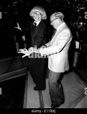 Aug 16, 1976 - New York, New York, États-Unis - Carol Channing avec George Burns à Regine's discothèque à New York's Hôtel Delmonico. Ils ouvriront leur revue de deux personnes mardi à l'hôtel Westbury Music Fair à Westbury, New York. . Carol ElaineCchanning (né le 31 janvier 1921, Seattle (Washington), est une chanteuse et actrice. Le récipiendaire de trois Tony Awards (dont un pour les réalisations de toute une vie), un Golden Globe et une nomination aux Oscars, Channing est surtout connu pour son rôle Lorelei Lee dans les hommes préfèrent les blondes, et que le Dolly Gallagher Levi dans Hello, Dolly ! Banque D'Images