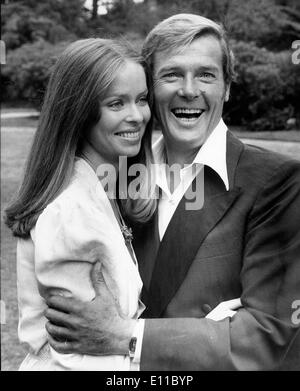 Sep 02, 1976 ; London, England, UK ; acteur Roger Moore et Barbara Bach co-stars dans le film 'The Spy Who Loved Me'. Banque D'Images